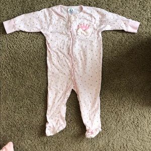 Set of 1 onesies, long sleeve pajama and 1 pants